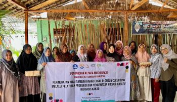 Dosen dan Mahasiswa Program Studi Biologi ITERA Latih Warga Pahawang Olah Kakao Lokal Menjadi Sabun Organik Ramah Lingkungan